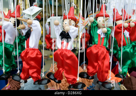 Eine Ausstellung von Pinocchio-Marionetten, die in einem Souvenirladen in Sirmione, einer befestigten mittelalterlichen Stadt an der Südspitze des Gardasees in der Provinz verkauft werden Stockfoto