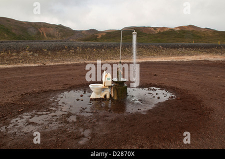 Outdoor-Toilette und Dusche Thermalquelle aus Geothermie am Krafla-Vulkan in der Nähe von See Myvatn, Island Stockfoto