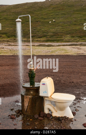 Outdoor-Toilette und Dusche Thermalquelle aus Geothermie am Krafla-Vulkan in der Nähe von See Myvatn, Island Stockfoto