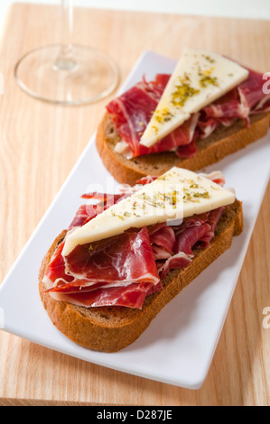 Spanische Tapa: iberischer Schinken und Käse auf Toast. Schließen Sie die Ansicht. Stockfoto