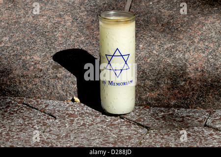 Denkmal (Yahrzheit) Kerze am Holocaust-Mahnmal in Sheepshead Bay, Brooklyn, New York City. Stockfoto