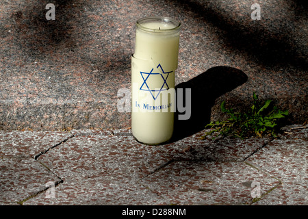 Zerbrochene Denkmal (Yahrzheit) Kerze am Holocaust-Mahnmal in Sheepshead Bay, Brooklyn, New York City. Stockfoto