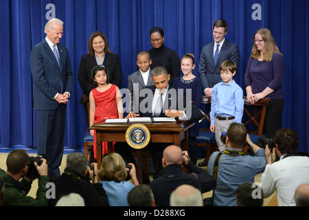 16. Januar 2013 - Washington, District Of Columbia, USA - 16.01.13 - das Weiße Haus - Washington DC... Präsident Barack Obama unterzeichnet ein Paket von Vorschlägen zur Waffengewalt zu reduzieren.  Der President und Vice President Biden gesellten sich Kinder vom ganzen Land schrieb der Präsident Buchstaben im Zuge der Newtown Tragödie über Waffengewalt und Sicherheit in der Schule, zusammen mit ihren Eltern ihre Sorge zum Ausdruck gebracht... Foto:-ImageCatcher News(Credit Image: © Christy Bowe/Globe Photos/ZUMAPRESS.com) Stockfoto