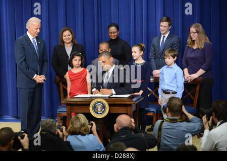 16. Januar 2013 - Washington, District Of Columbia, USA - 16.01.13 - das Weiße Haus - Washington DC... Präsident Barack Obama unterzeichnet ein Paket von Vorschlägen zur Waffengewalt zu reduzieren.  Der President und Vice President Biden gesellten sich Kinder vom ganzen Land schrieb der Präsident Buchstaben im Zuge der Newtown Tragödie über Waffengewalt und Sicherheit in der Schule, zusammen mit ihren Eltern ihre Sorge zum Ausdruck gebracht... Foto:-ImageCatcher News(Credit Image: © Christy Bowe/Globe Photos/ZUMAPRESS.com) Stockfoto