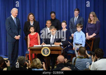 16. Januar 2013 - Washington, District Of Columbia, USA - 16.01.13 - das Weiße Haus - Washington DC... Präsident Barack Obama unterzeichnet ein Paket von Vorschlägen zur Waffengewalt zu reduzieren.  Der President und Vice President Biden gesellten sich Kinder vom ganzen Land schrieb der Präsident Buchstaben im Zuge der Newtown Tragödie über Waffengewalt und Sicherheit in der Schule, zusammen mit ihren Eltern ihre Sorge zum Ausdruck gebracht... Foto:-ImageCatcher News(Credit Image: © Christy Bowe/Globe Photos/ZUMAPRESS.com) Stockfoto