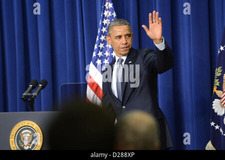 16. Januar 2013 - Washington, District Of Columbia, USA - 16.01.13 - das Weiße Haus - Washington DC... Präsident Barack Obama unterzeichnet ein Paket von Vorschlägen zur Waffengewalt zu reduzieren.  Der President und Vice President Biden gesellten sich Kinder vom ganzen Land schrieb der Präsident Buchstaben im Zuge der Newtown Tragödie über Waffengewalt und Sicherheit in der Schule, zusammen mit ihren Eltern ihre Sorge zum Ausdruck gebracht... Foto:-ImageCatcher News(Credit Image: © Christy Bowe/Globe Photos/ZUMAPRESS.com) Stockfoto