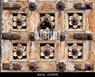 Alte Holztür mit Blumenschmuck. Das Fragment. Rajasthan, Indien Stockfoto