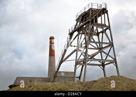 Stillgelegten bleibt der Bergbau-Gebäude und Geräte im stillgelegten Arsen-Werk in der Nähe von Botallack, Cornwall, UK Stockfoto