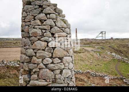 Stillgelegten Reste von Bergbau-Gebäude, Schornsteine und Apparat des Arsen-Werks in der Nähe von Botallack, Cornwall, UK Stockfoto