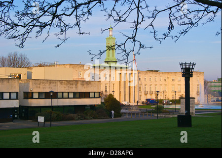 Walthamstow Town Hall, 1937-42 von P. D. Hepworth, Art déco, and Magistrates' Court, Brutalist, 1973 (abgerissen 2019), Forest Road, London, bei Sonnenuntergang Stockfoto