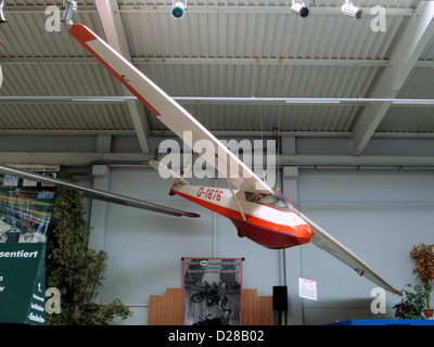 Das Auto & Technic Museum in Sinsheim, Deutschland, beherbergt eine große Sammlung von Automobil-, Luftfahrt- und Technikausstellungen. Eine der herausragenden Displays ist die D-1876 Schleicher KA.4, ein Vintage-Segelflugzeug, das für sein schlankes Design und seine historische Bedeutung in der Luftfahrt bekannt ist. Dieses Museum zeigt verschiedene Verkehrsmittel, mit besonderem Schwerpunkt auf technischen Innovationen und klassischen Fahrzeugen. Stockfoto