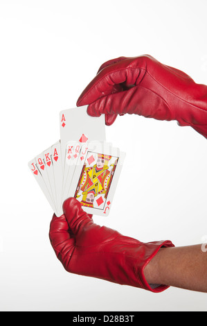 Spielkarten in Frau rot behandschuhte hand Stockfoto