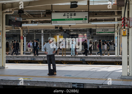 Japanische Pendler geduldig warten am Morgen Zug nach Tokio in Yokohama Station Stockfoto