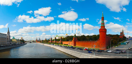 Panoramische Übersicht der Innenstadt von Moskau mit Kreml an einem sonnigen Tag Stockfoto