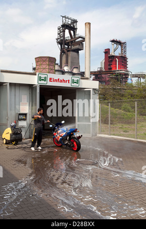 Duisburg, Deutschland, Motorradwaesche vor dem Hochofen 8 der ThyssenKrupp Steel AG Stockfoto