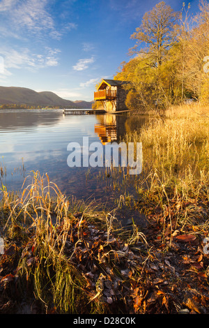 Ein Bootshaus in der Nähe von Pooley Bridge in den Lake District National Park.  Gefangen vom Rand Wassers an einem kalten noch morgen im Oktober Stockfoto