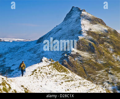 Walker auf Chrome Hügel nähern Parkhaus Hügel in der Peak Disrtrict National Park, UK, winter Stockfoto