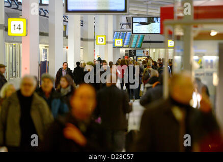 Passagiere Fuß durch die geschäftigen Flughafen-terminal am Flughafen Tegel in Berlin, Deutschland, 11. Januar 2013. Flughafen Tegel erlebt ein Revival, da die Bauarbeiten des neuen Flughafen Berlin unter die Lupe genommen mit verzögerter gekommen ist und fehlerhafte Bauarbeiten und immer wieder verschobene Fristen für die Eröffnung. Foto: Britta Pedersen Stockfoto