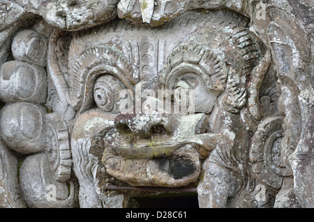 Der Eingang der Höhle Elefant im Hindhu Tempel von Goa Gajah in Ubud; Bali, Indonesien. Stockfoto