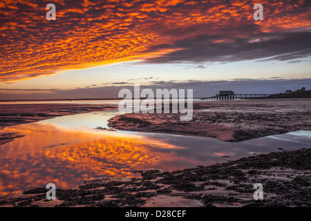 Die RNLI Station auf Roa Island in der Nähe von Barrow in Furness in Cumbria bei Sonnenuntergang von der nahe gelegenen Foulney Böschung eingefangen. Stockfoto