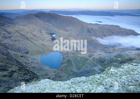 Niedrigwasser Wetherlam und eine Temperaturinversion vom Gipfel des alten Mannes Coniston im englischen Lake District Stockfoto