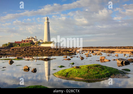 Str. Marys Leuchtturm in der Nähe von Whitley Bay an der Küste von North Tyneside, spiegelt sich in einem großen Rock Pool angrenzend an den Damm. Stockfoto