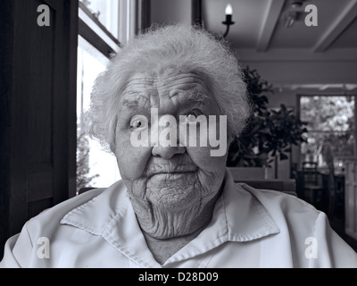 Senior Senioren alte positive Unabhängige bestimmt 99 Jahre älteren Dame im großen Wohnzimmer Schwarz + Weiß RGB-Farben Behandlung Stockfoto