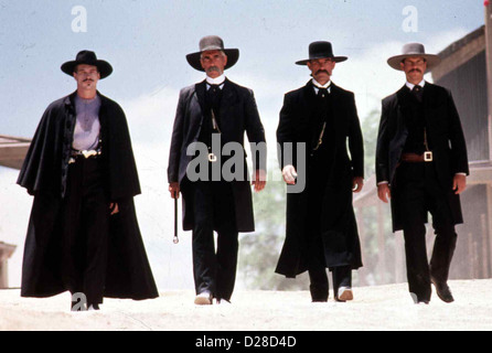 Tombstone Grabstein Val Kilmer Kurt Russell, Sam Elliott, Bill Paxton Doc Hoiday (Val Kilmer, l) Mit Wyatt Earp (Kurt Stockfoto