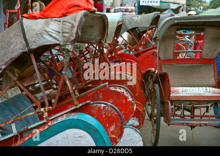 Fahrradrikschas in der Straße von Surakarta, Indonesien Stockfoto