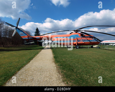 Der MIL Mi-6A Hook mit der Zulassung RA 21133 ist ein schwerer Transporthubschrauber aus sowjetischer Zeit, der im Auto & Technik Museum Sinsheim ausgestellt wird. Dieser massive Hubschrauber, bekannt für seine hohe Tragfähigkeit und Vielseitigkeit, wurde vor allem vom sowjetischen Militär und in zivilen Anwendungen eingesetzt. Das Museum zeigt seine historische Bedeutung in der Luftfahrttechnik. Stockfoto