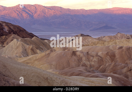 Dawn aus betrachtet Zabriskie Point ist eines der schönsten Sehenswürdigkeiten in Death Valley Nationalpark, Kalifornien, USA. Stockfoto