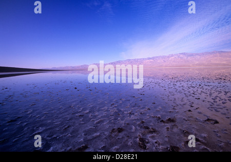 Badwater ist der tiefste Punkt der westlichen Hemisphäre, 282 Füße unterhalb des Meeresspiegels, Death Valley Nationalpark, Kalifornien, USA Stockfoto