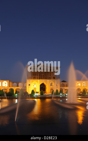 Ali Qapu Palast in der Abenddämmerung in Naqsh-e Jahan Quadrat, Isfahan, Iran Stockfoto