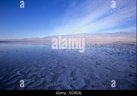 Badwater ist der tiefste Punkt der westlichen Hemisphäre, 282 Füße unterhalb des Meeresspiegels, Death Valley Nationalpark, Kalifornien, USA Stockfoto