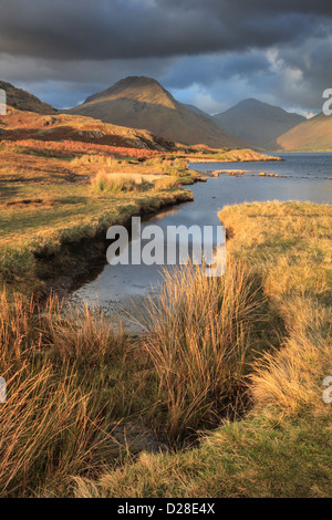 Wasser in den Lake District National Park kurz vor Sonnenuntergang vom Nordufer gefangen warst. Stockfoto