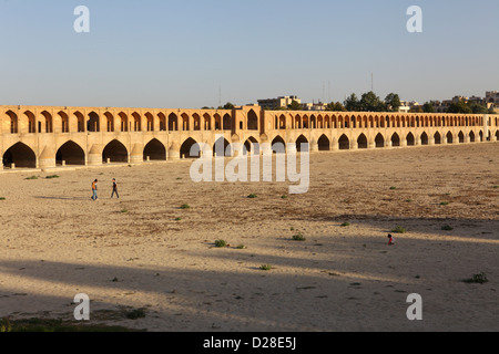 Si-o-Seh Pol, auch genannt die Brücke der 33 Bögen, Isfahan, Iran Stockfoto