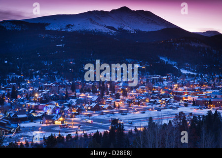 USA, Colorado, Breckenridge, Blick auf die erhöhten Stadt mit Mount Baldy, Morgendämmerung Stockfoto