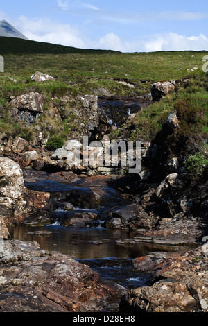 Die Allt Coire Lagan Brennen von Rubh ein Dunain Fussweg neben spröde Loch unter den Cullins Isle Of Skye Schottland Stockfoto