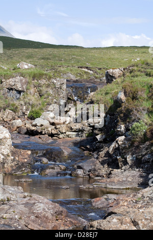 Die Allt Coire Lagan Brennen von Rubh ein Dunain Fussweg neben spröde Loch unter den Cullins Isle Of Skye Schottland Stockfoto