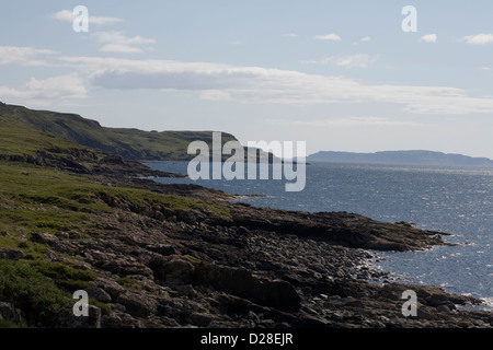 Die Küstenlinie von spröde Loch von Rubh eine Dunain Fußweg Blick auf das Meer Isle Of Skye, Schottland Stockfoto