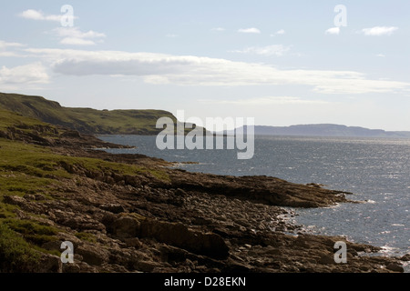 Die Küstenlinie von spröde Loch von Rubh eine Dunain Fußweg Blick auf das Meer und die Isle of Rum Isle Of Skye Scotland Stockfoto