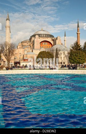 Türkei Istanbul - Hagia Sophia (Aya Sofya Sancta Sofia) Moschee Museum und UNESCO-Website mit Brunnen in Sultanahmet Square Park Stockfoto