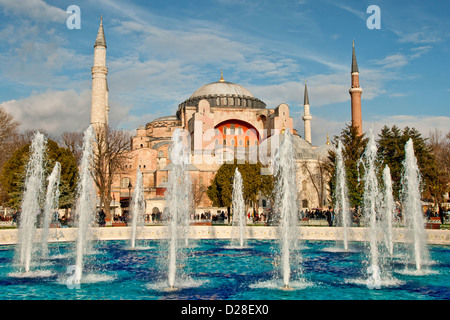 Türkei Istanbul - Hagia Sophia (Aya Sofya Sancta Sofia) Moschee Museum und UNESCO-Website mit Brunnen in Sultanahmet Square Park Stockfoto