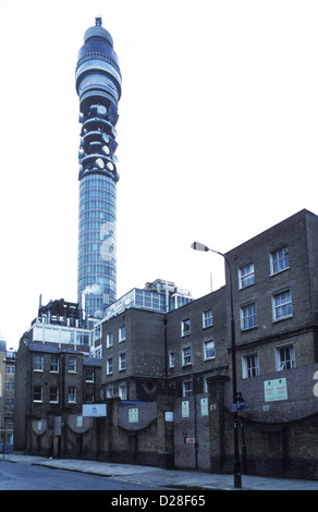 London-Telekom-Turm drohend über dem Cleveland Street Arbeitshaus, die Inspiration für's Charles Dickens Oliver Twist. 2010. Stockfoto