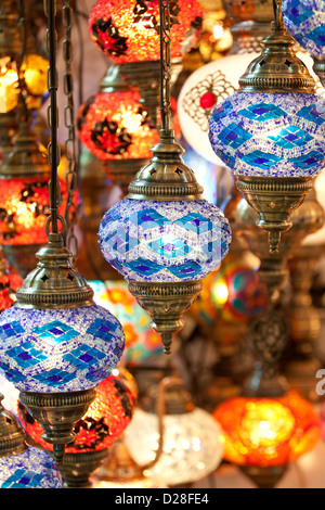 ISTANBUL TÜRKEI - Bunte elektrische türkische Glas Laternen Lampen in Grand Bazar Kapali Carsi Kapalicarsi (Markthalle) Stockfoto