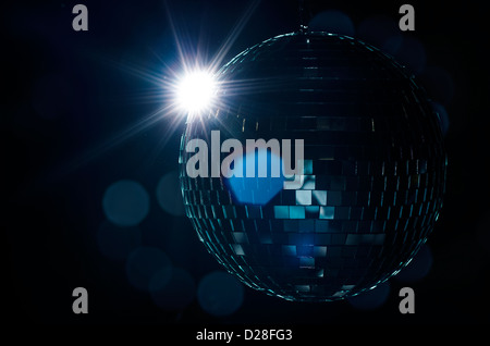 Eine Disco-Kugel mit leichten Flair und verschwommenen Lichtern auf Hintergrund. Ein Nachtleben Bild als Beispiel auf Party Flyer verwendet werden. Stockfoto