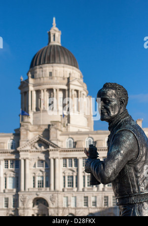 Statue von Captain Frederic John Walker am Molenkopf in Liverpool mit dem Hafen von Liverpool hinter Gebäude Stockfoto