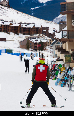 USA, Colorado, Crested Butte, Mount Haubenmeise Butte Ski Village, Skifahrer. Stockfoto