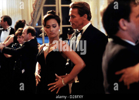 Wahre Lügen - Randphänomen Luegen wahre liegt Tia Carrere, Arnold Schwarzenegger Mit Hilfe der Kunsthaendlerin Juno (Tia Carrere) kommt Stockfoto