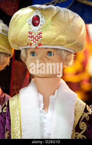 ISTANBUL TÜRKEI - Großer Basar Kapalicarsi Kapali Carsi (Markthalle), Mannequin in traditionellen türkischen Kostüm Kleidung Stockfoto